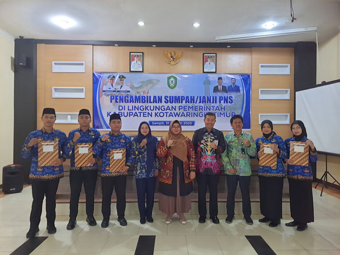 PELANTIKAN PNS: Wakil Bupati Kotim Irawati (tengah) berfoto bersama seusai pengambilan sumpah janji PNS di Ruang CAT Kantor BKPSDM Kotim, Jumat (31/01/2025). HENY/RADAR SAMPIT&nbsp;