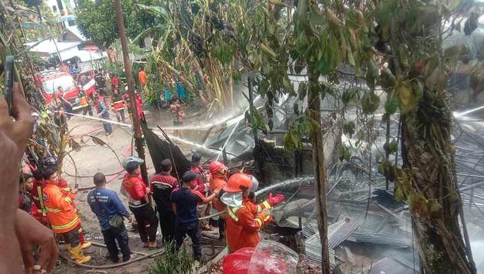 Tim Damkar Kota palangka Raya saat melakukan pendinginan kebakaran sebuah rumah di di Jalan Letjen S Parman, Kota Palangka Raya, tepatnya di belakang Tugu Soekarno,Sabtu (1/2/2025).