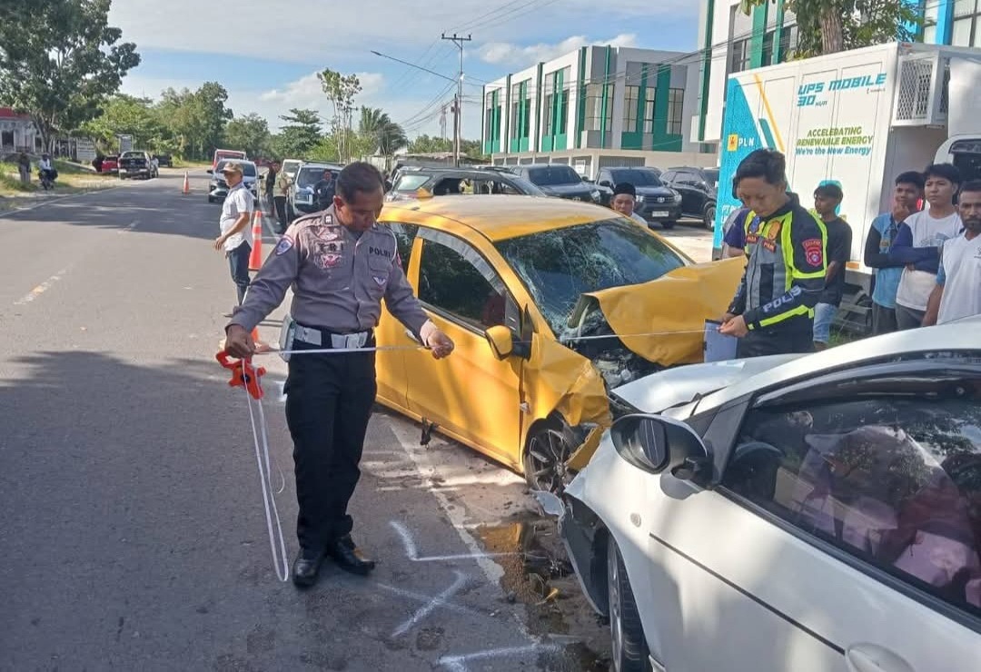 LAKA LANTAS: Satlantas Polres Kobar melakukan olah TKP di Jalan Utama Pasir Panjang, Minggu (2/2).
