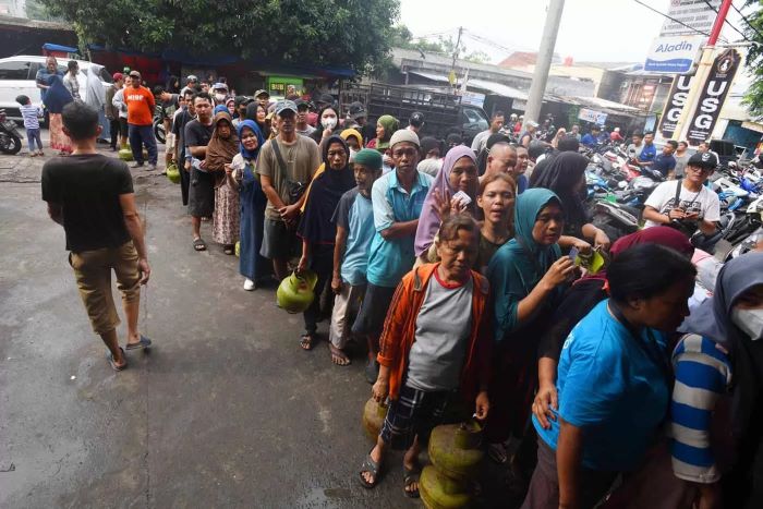 Warga antri membeli gas elpiji 3 kg pada sebuah agen gas di kawasan Ceger, Tangerang selatan, Banten, Senin (03/02/2025). (Dery Ridwansah/ JawaPos.com)