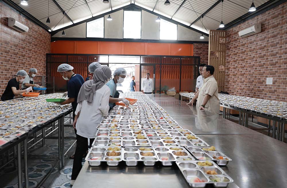 Presiden RI Prabowo Subianto melakukan inspeksi mendadak atau sidak ke dapur umum dan sekolah untuk meninjau langsung pelaksanaan program Makan Bergizi Gratis di Rawamangun, Jakarta Timur, Senin (3/2)