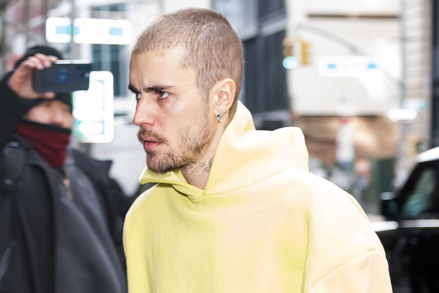 Sosok Justin Bieber saat muncul di publik baru-baru tadi, yang tersebar di media sosial.