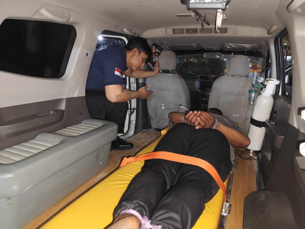 Pria bernama Herman (39) yang terpaksa harus diikat ketika dievakuasi menggunakan ambulans menuju RSJ Kalawa Atei, setelah mengamuk dan meresahkan warga di sekitar Jalan Seth Aji Palangka Raya.