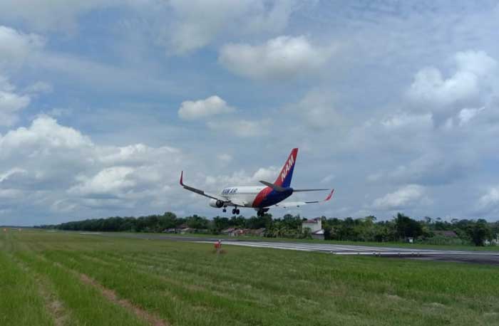 PENERBANGAN: Pesawat mendarat di Bandara Haji Asan Sampit.