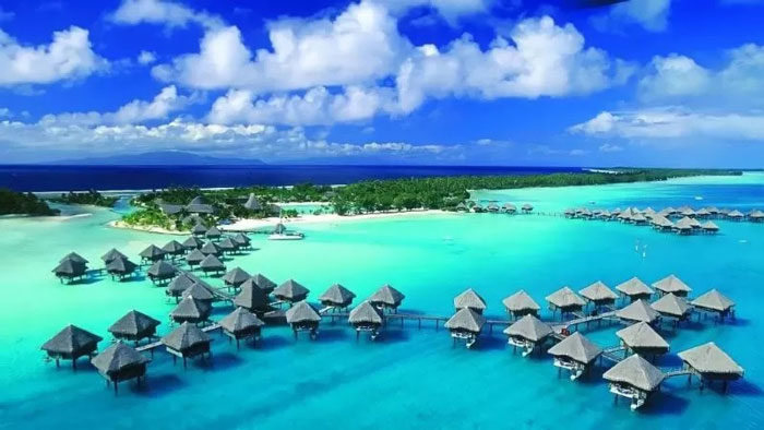 LIBURAN : Pulau Derawan, terletak di Kalimantan Timur dikenal dengan Maldives-nya Indonesia. (google.com)