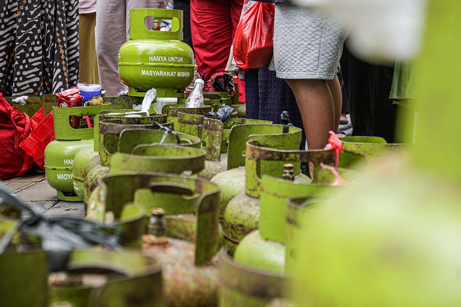 Sejumlah warga mengantri untuk menukarkan gas 3kg atau gas Melon di pangkalan gas di Cibodas, Kota Tangerang, Senin (02/02/2025). Kelangkaan tersebut disebabkan persediaan gas melon 3kg kosong dan telah terjadi sejak 1 Februari lalu. Kelangkaan tersebut d