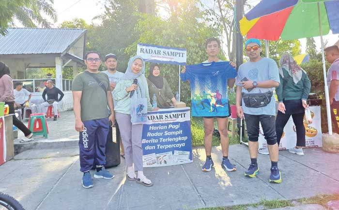 BUKA PENDAFTARAN: Panitia Radar Sampit Fun Run membuka pendaftaran di Taman Kota Sampit, Minggu (2/2).&nbsp;HENY/RADAR SAMPIT