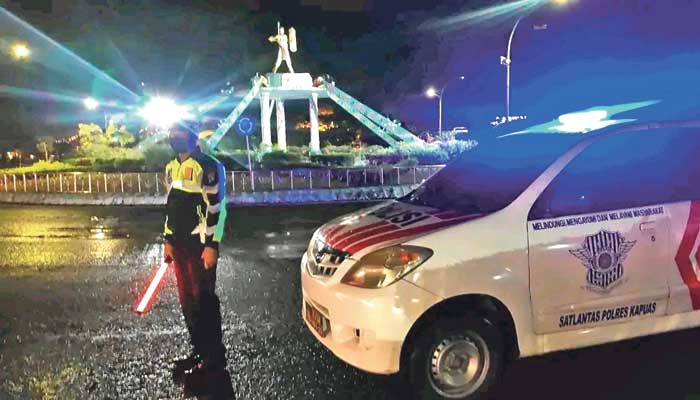 ANTISIPASI: Personel Satlantas Polres Kapuas bersiaga di titik rawan balap liar.&nbsp;HUMAS POLRES KAPUAS