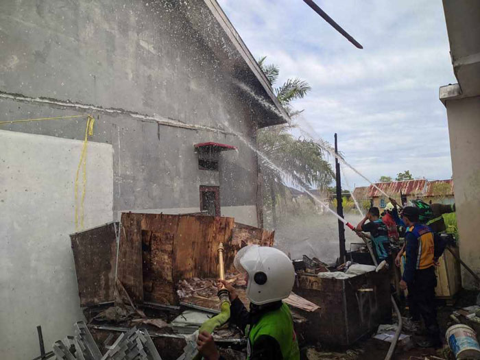 SIGAP: Petugas pemadam kebakaran saat melakukan pemadaman api yang membakar bagian sebuah rumah di Jalan Lewu Hararu, Kecipir, Palangka Raya, Selasa (4/2).