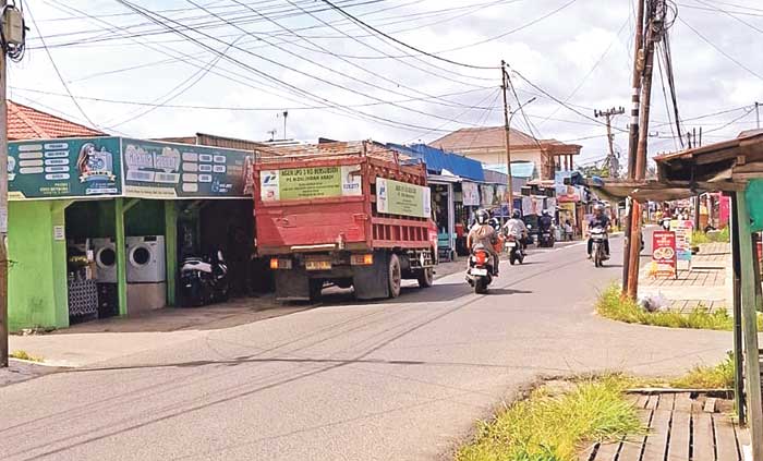 DIBURU WARGA: Mobil pengangkut gas elpiji 3 kg ketika tiba di sebuah agen di Jalan Barito, Kuala Kapuas, kemarin (4/2).SABRIANOOR/RADAR SAMPIT