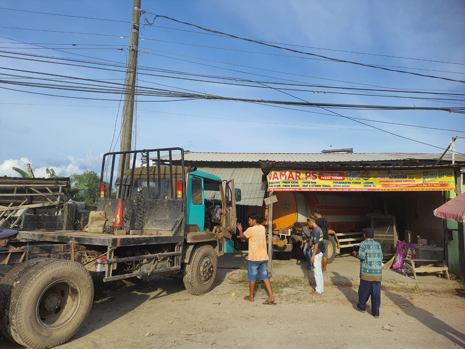 TABRAK : Sebuah truk pemuat CPO menabrak warung di sekitar Bundaran KB, Rabu (5/2) sore.HENY/RADAR SAMPIT
