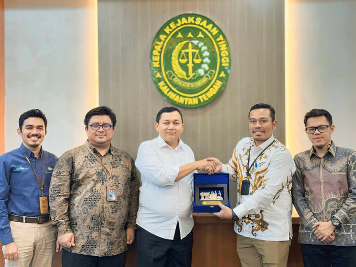 BERSINERGI: General Manager PLN UIP KLB Johar Wijaya dan jajaran bersama Kajati Kalteng Undang Mugopal (baju putih), dalam kunjungan kerja di kantor Kejati Kalteng, baru-baru tadi.