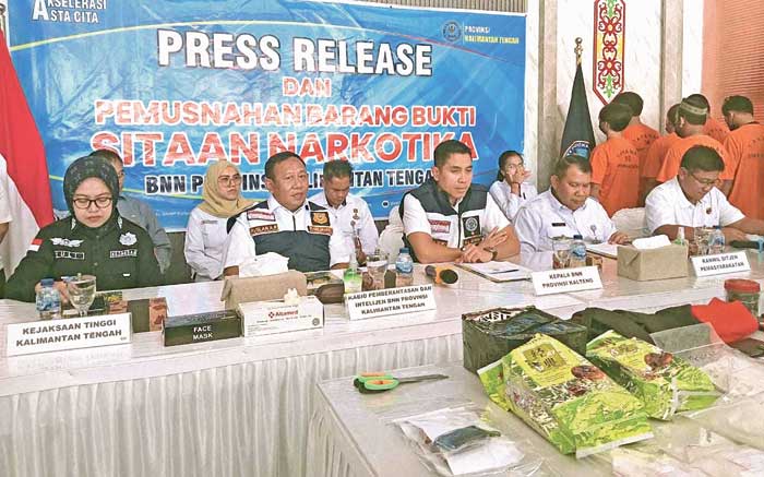 PEMUSNAHAN: Kepala BNNP Kalteng Brigjen Pol Joko Setiono menggelar rilis dan pemusnahan barang bukti narkotika hasil pengungkapan sejumlah kasus, Rabu (5/2/2025).