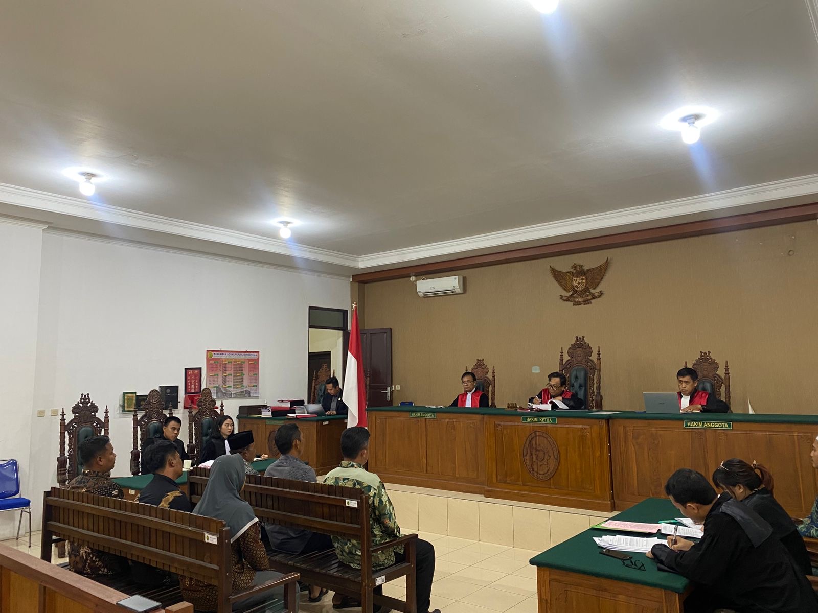 Proses sidang di Pengadilan Tipikor yang mendudukkan M Sutejo kades Makarti Jaya periode 2019-2023 sebagai terdakwa.
