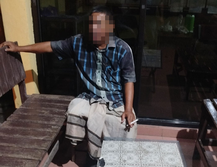 BUAT RESAH : Pria yang diduga mengalami gangguan kejiwaan saat diamankan sementara oleh warga Barimba, Kapuas Hilir, Kabupaten Kapuas. ISTIMEWA/RADAR SAMPIT