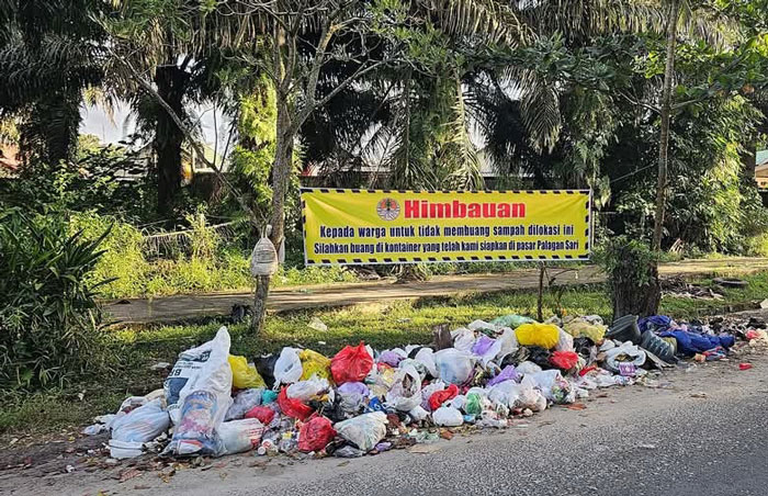 LINGKUNGAN: Setelah ditarik kontainer sampah di Jalan Samari, saat ini sampah berhamburan di titik tersebut dan membuat jalan menuju sport center menjadi kumuh, belum lama ini.