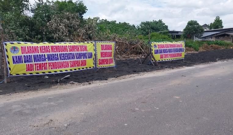 TPS liar di Jalan Rambutan, Kelurahan Baru, Kecamatan Arsel, Kabupaten Kotawaringin Barat dibersihkan, Sabtu (8/2) (ISTIMEWA/RADAR PANGKALAN BUN)