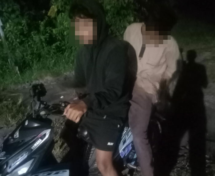 URANMOR: Salah seorang pelaku curanmor (belakang) saat ditangkap oleh pemilik bengkel di lokasi pembuangan motor di jalan Ahmad Yani, belum lama tadi. ISTIMEWA/RADAR PANGKALAN BUN