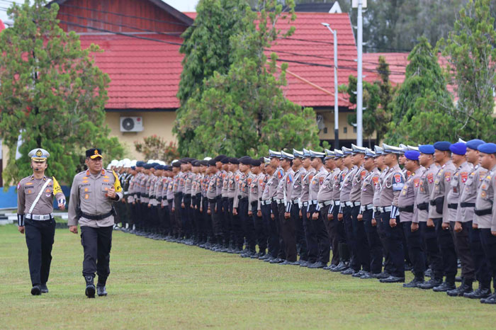 GELAR PASUSKAN : Kapolda Kalteng Irjen Pol Djoko Poerwanto saat melakukan pengecekan personel yang terlibat dalam Operasi Keselamatan Telabang 2025, Senin (10/02/2025). DODI/RADAR PALANGKA