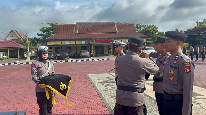 SEMATKAN TANDA : Kapolres Seruyan, AKBP Han&rsquo;s Itta P menyematkan tanda Operasi Keselamatan Telabang 2025 kepada personel yang akan bertugas. M. RIFANI DEWANTARA/RADAR SAMPIT
