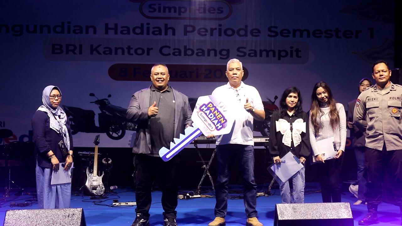 : Pemimpin BRI Kantor Cabang Sampit Makhfudhi Badrul Kamal secara simbolis menyerahkan hadiah utama kepada pemenang Panen Hadiah Simpedes di Sampit, Sabtu 8 Februari.