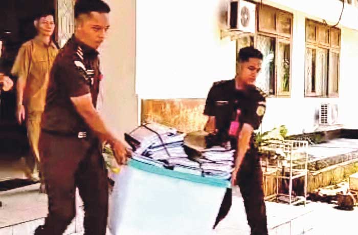 TIPIKOR: Petugas dari Kejaksaan Negeri Kotawaringin Barat menggeledah kantor Dinas Perikanan dan Kelautan Kabupaten Kotawaringin Barat, Senin (10/2).