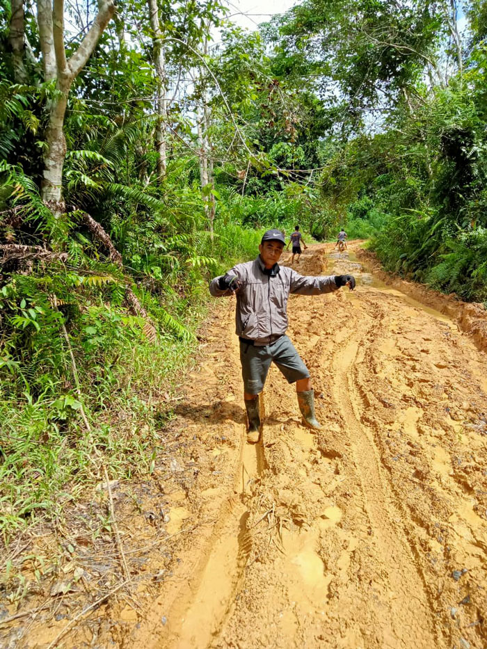 JALAN RUSAK : Seorang warga memperlihatkan jalan penghubung Desa Tumbang Laku ke pusat Desa Buntut Sapau, Kecamatan Seruyan Hulu, Kabupaten Seruyan yang rusak parah. ISTIMEWA/RADAR SAMPIT