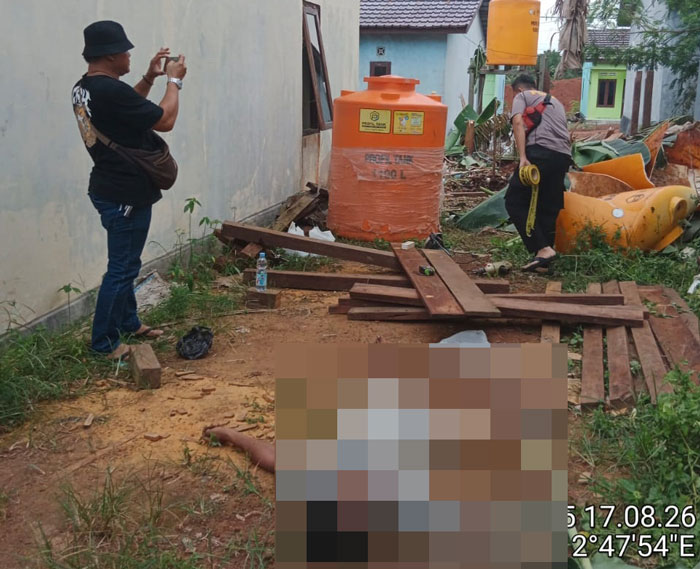 KESETRUM : Seorang pekerja bangunan terkapar akibat tersengat listrik saat bekerja membuat tower tandon air di Kecamatan Parenggean, Kotim, Senin (10/02/2025) sore. ISTIMEWA/RADAR SAMPIT