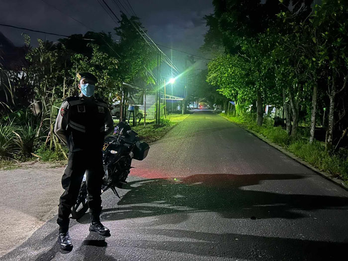 PATROLI MALAM : Personel Satuan Samapta Polresta Palangka Raya melaksanakan patroli di kawasan rawan kejahatan, Senin (10/02/2025) malam. ISTIMEWA/RADAR PALANGKA