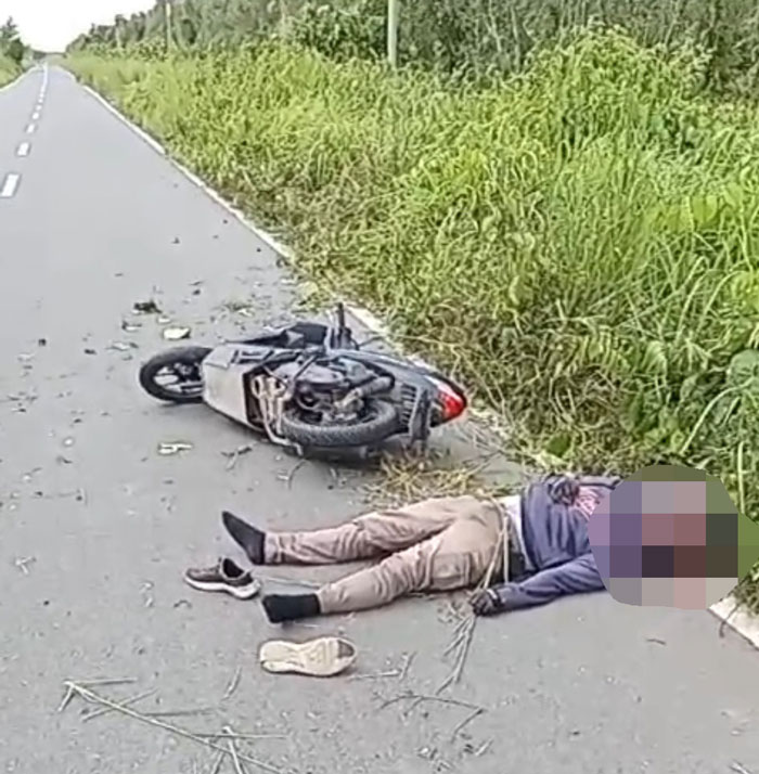 TERGELETAK: Korban tergeletak diduga mengalami kecelakaan tunggal di jalan poros Desa Dadahup, Kapuas, Rabu (12/02/2025) pagi.