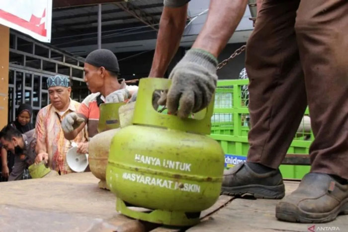 Arsip-Pekerja menurunkan tabung elpiji 3 Kg dari truk untuk dijual saat digelarnya operasi pasar di Kelurahan Bintan Dumai, Riau. (ANTARA/Aswaddy Hamid)