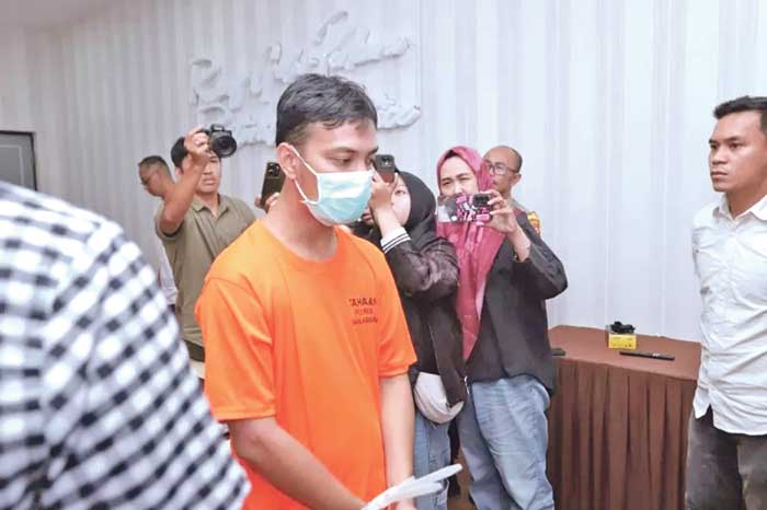 TERSANGKA: Guru PPPK dan pembina pramuka, RMS (30), saat dihadirkan di Mapolresta Banjarmasin, kemarin (11/2). (Foto: HUMAS POLRESTA BANJARMASIN)