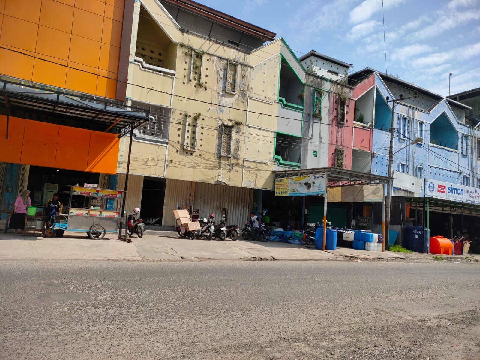 TANPA IDENTITAS: Warga sekitar Jalan Pangeran Antasari, Kecamatan MB Ketapang, Sampit, Kabupaten Kotawaringin Timur dibuat geger dengan penemuan mayat lelaki di depan Toko Sumber Raya, Rabu