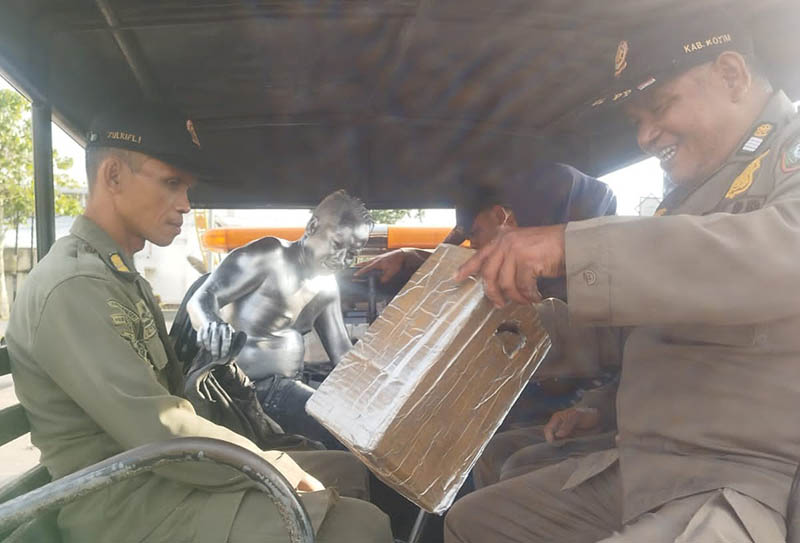 MANUSIA SILVER: &nbsp;Gelandangan, pengemis, manusia silver ditertibkan dan dibawa ke Kantor Satpol PP Kotim, beberapa waktu lalu. (istimewa)