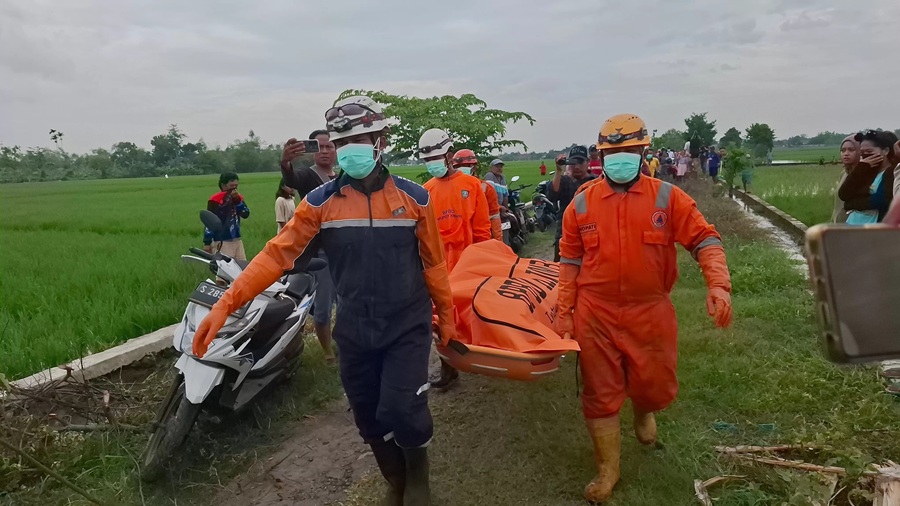 Petugas mengevakuasi mayat pria tanpa kepala di Saluran Irigasi Dukuharum, Jombang. (Istimewa)