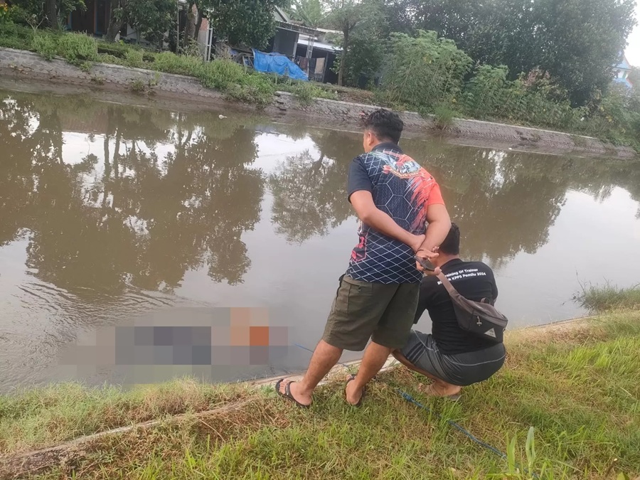 Mayat wanita cantik yang ditemukan mengambang di sungai Desa Pacarpwluk, Megaluh, Jombang Selasa (11/2) pagi (Achmad RW/Radar Jombang)
