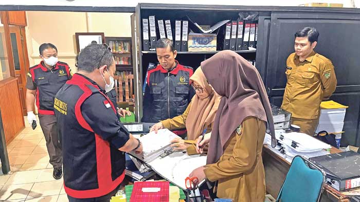 PENGGELEDAHAN: Tim Penyidik Pidana Khusus Kejati Kalteng menggeledah ruangan Bagian Hukum Kantor Sekretariat Daerah (Setda) Kabupaten Barito Utara, Selasa (11/2).