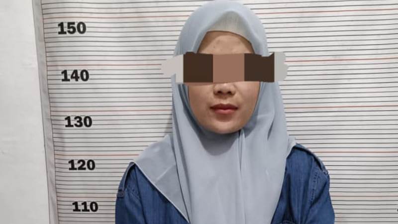 Polisi menangkap EHJ (35), seorang wanita yang diduga terlibat dalam penipuan umrah yang merugikan calon jemaah hingga ratusan juta rupiah. (ISTIMEWA/RADAR SAMPIT)