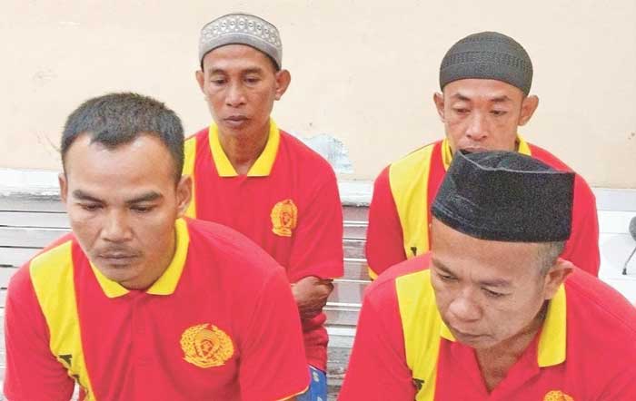 SIDANG : Empat komplotan pencuri kelapa sawit milik perusahaan menjalani sidang tuntutan di Pengadilan Negeri Nanga Bulik. ISTIMEWA/RADAR SAMPIT