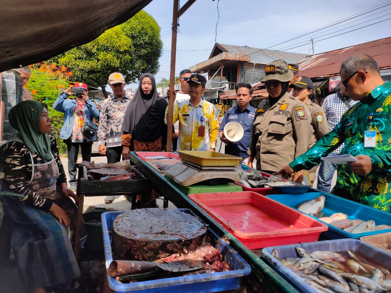 PENERTIBAN: Petugas mendata pedagang yang melanggar aturan dalam berjualan di kawasan Jalan Sukabumi, Kabupaten Kotim, Kamis (13/2).&nbsp;YUNI/RADAR SAMPIT