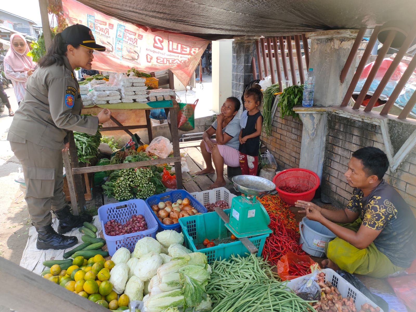 PENERTIBAN: Penertiban pedagang yang berjualan di luar Pasar Keramat Sampit, Kamis (13/2).YUNI/RADAR SAMPIT