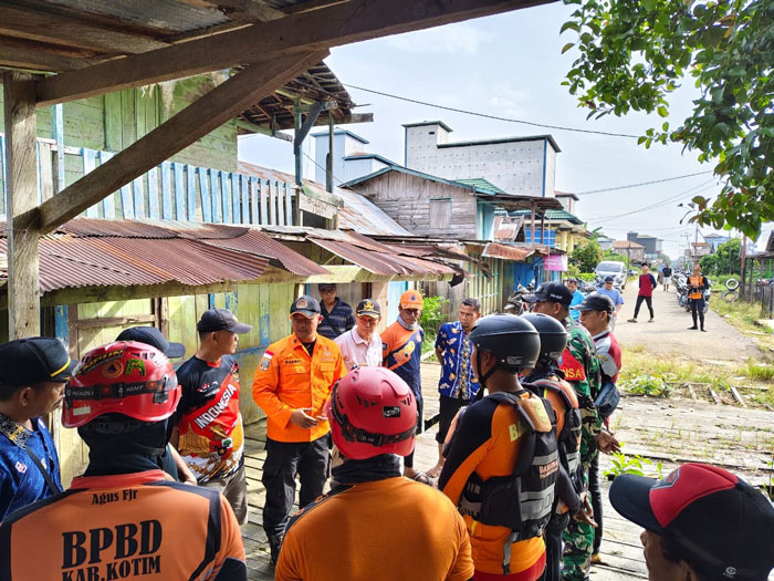 TENGGELAM : Tim gabungan TNI, Polri dan SAR koordinasi persiapan melakukan pencarian dua bocah yang hilang di perairan Kecamatan Mentaya Hulu, Kotim. ISTIMEWA/RADAR SAMPIT