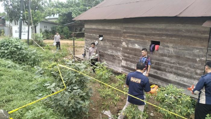 PENYELIDIKAN: Tim Inafis Polda Kalteng olah TKP di lokasi penemuan mayat di dekat Jembatan Bajarum, Kecamatan Kota Besi, Kotim, Sabtu (25/1/2025). ISTIMEWA/RADAR SAMPIT