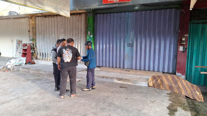 TEMUAN MAYAT: Personel Kepolisian berada di lokasi penemuan mayat, emperan toko Jalan Pangeran Antasari, Sampit, Kotawaringin Timur,  Rabu (12/02/2025) pagi. DOKUMEN. FAHRY/RADAR SAMPIT
