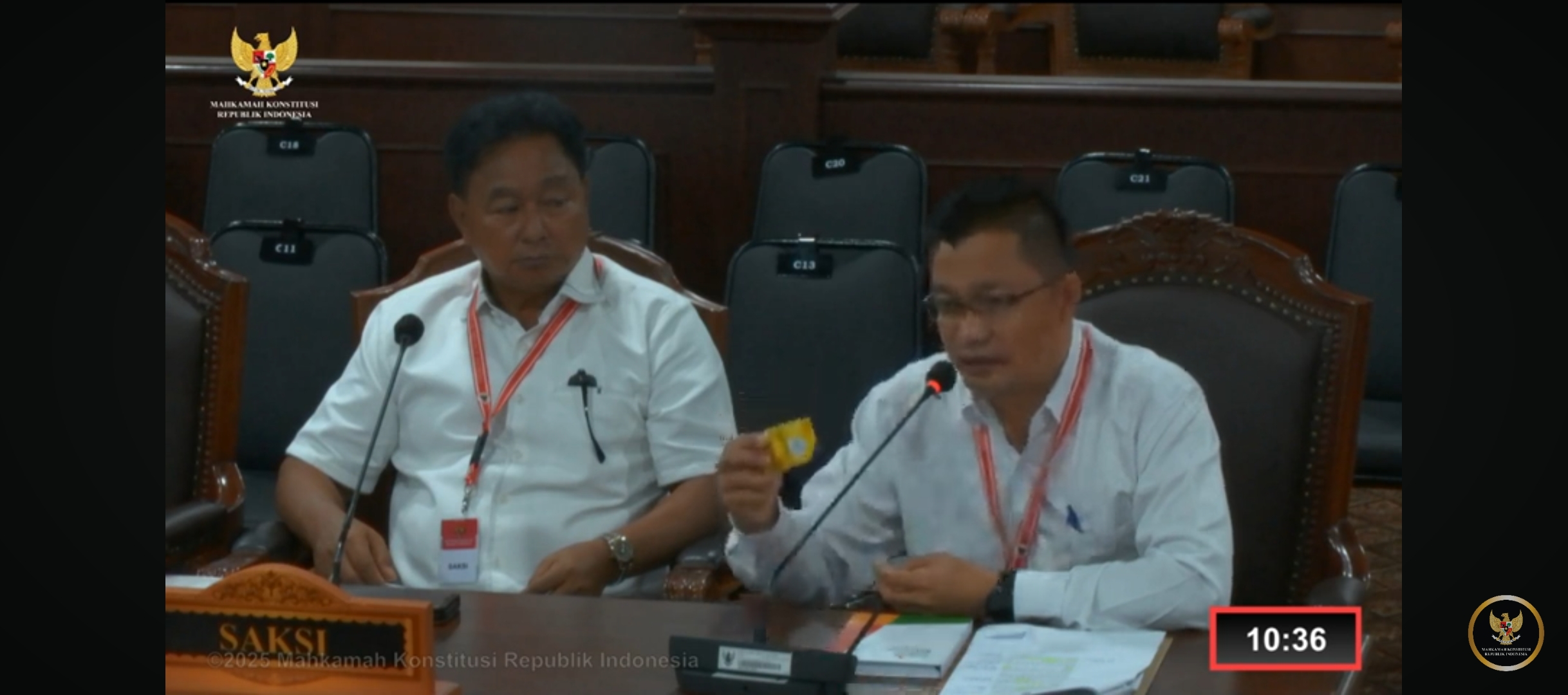 SENGKETA PEMILU: Saksi pihak terkait, Riko Purwanto saat tunjukkan kartu UMKM di hadapan hakim MK, Jumat (14/2).