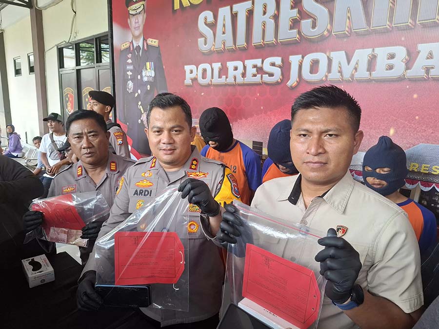 Polisi menunjukkan barangbukti yang disita dari ketiga pelaku pembunuhan gadis Sumobito
