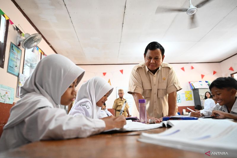 MENINJAU: Presiden RI Prabowo Subianto melihat proses belajar mengajar setelah meninjau pelaksanaan MBG di SDN Kedung Jaya 1 Bogor, Senin (10/2).