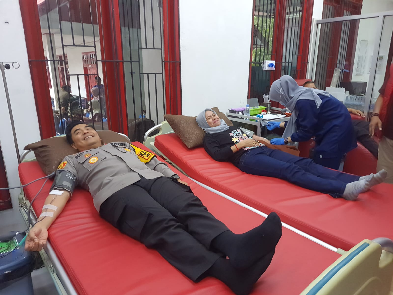 DONOR DARAH : Kapolres Kotim dan Ketua PWI Kotim donor darah bersama dalam rangka perayaan Hari Pers Nasional di UDD PMI Kotim, Sabtu (15/2).HENY/RADAR SAMPIT&nbsp;