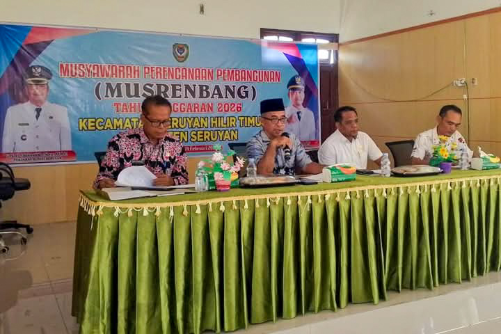 BAHAS PEMBANGUNAN: Para narasumber dalam kegiatan musrenbang di Kecamatan Seruyan Hilir Timur, baru-baru tadi, (13/2).