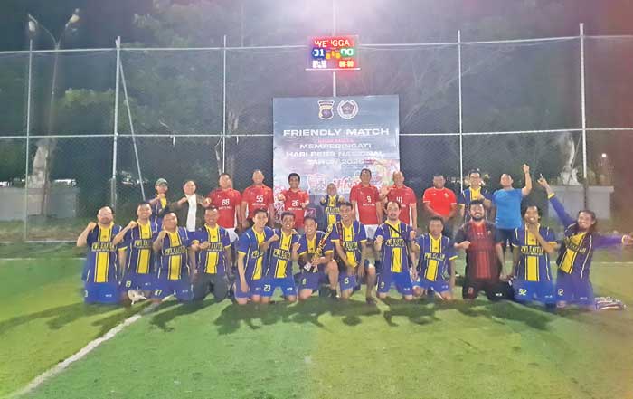 MINI SOCCER : Pertandingan mini soccer antara PWI Kotim dan Polres Kotim di Wengga Mini Soccer Jalan Wengga Metropolitan, Sabtu (15/2).HENY/RADAR SAMPIT&nbsp;